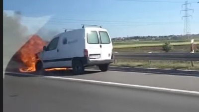 Zapalilo se vozilo na auto-putu Miloš Veliki (FOTO)