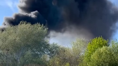 Izbio požar u fabrici: Crni dim prekrio grad (VIDEO)